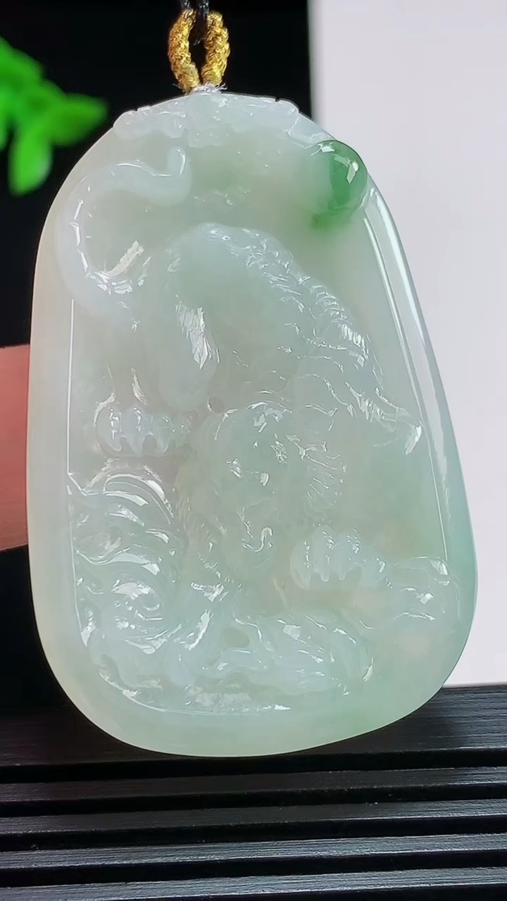 天然A货翡翠生肖虎牌吊坠，尺寸48-31.6-6 重量:20.00g
7月25日