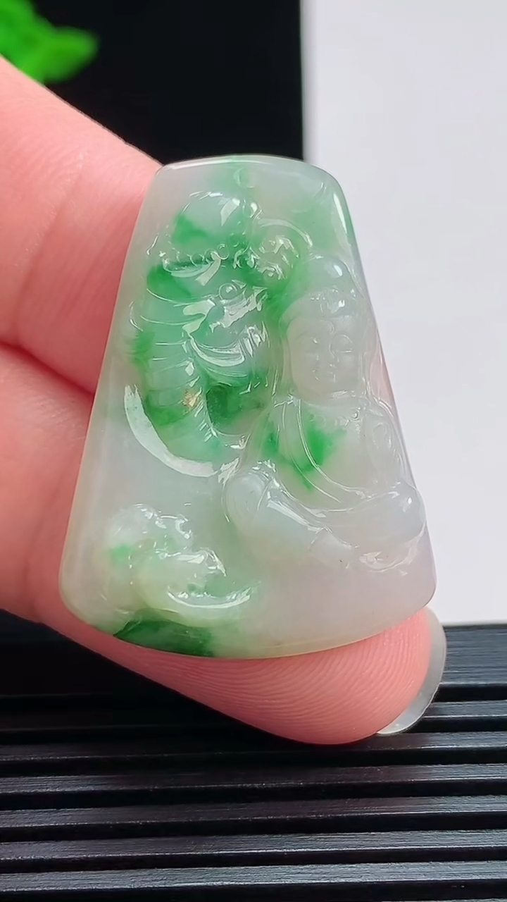 天然A货翡翠普贤菩萨吊坠，尺寸34-25-4.2 重量:6.77g
7月25日