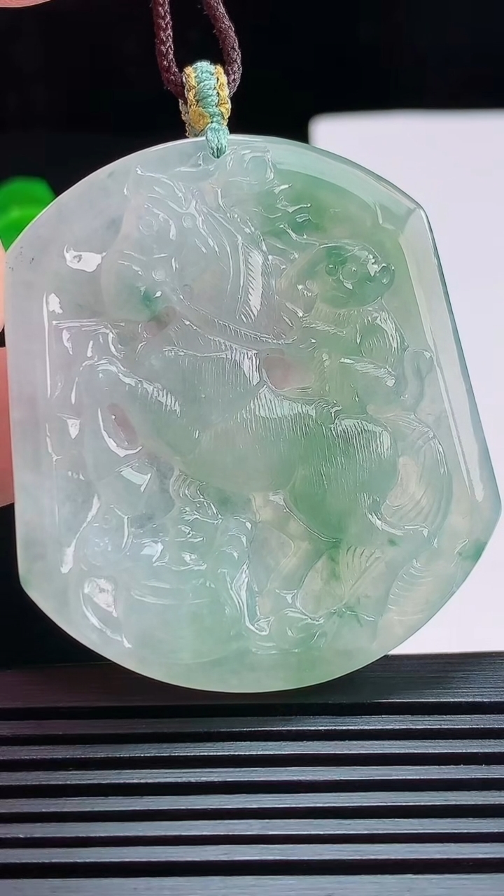 天然A货翡翠飘花生肖马牌吊坠，尺寸51-44.5-4.3 重量:22.99g
7月25日