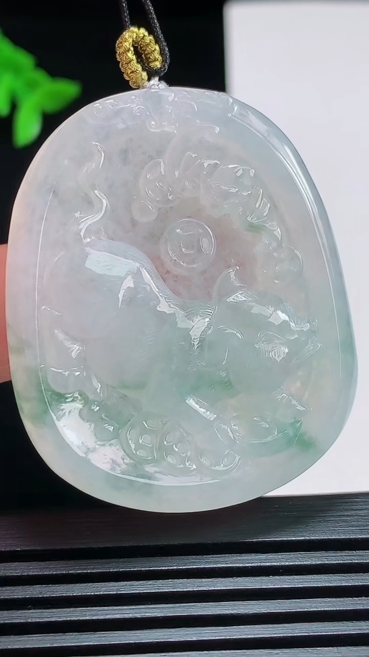天然A货翡翠飘花生肖猪牌吊坠，尺寸45-36.8-6 重量:19.03g
7月25日