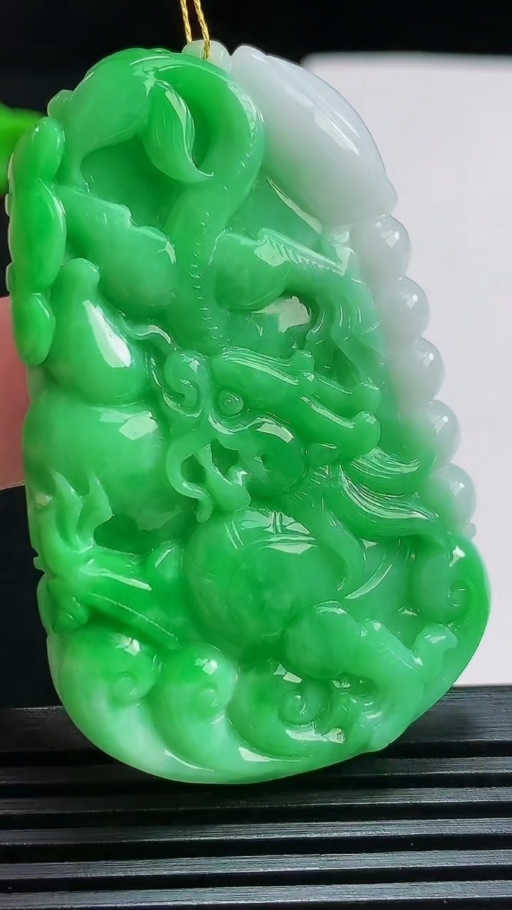 天然A货翡翠龙牌吊坠，尺寸56-35.5-6 重量:25.54g
7月25日