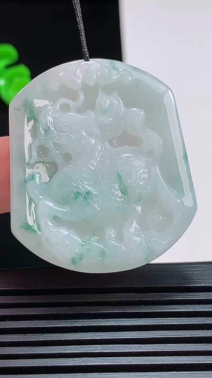 天然A货翡翠飘花麒麟吊坠，尺寸39-34-5 重量:13.83g
7月25日