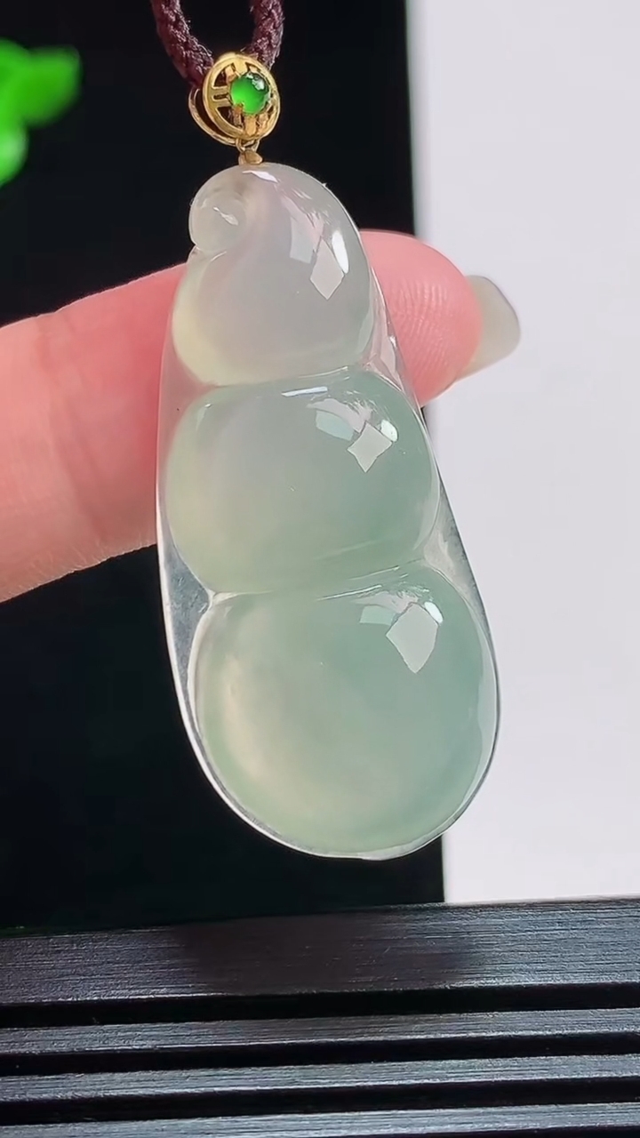 天然A货翡翠福豆吊坠，尺寸37.6-17-6 重量:7.10g
7月25日