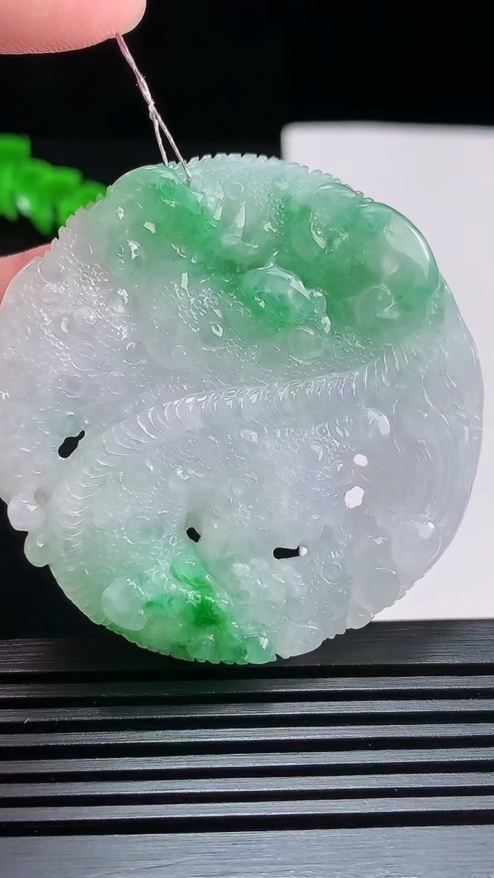天然A货翡翠龙牌吊坠，尺寸51.5-11.5 重量:50.00g
7月25日