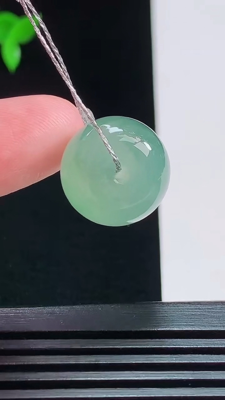 天然A货翡翠冰种飘花路路通吊坠，尺寸15.8-11.5 重量:6.00g
7月25日