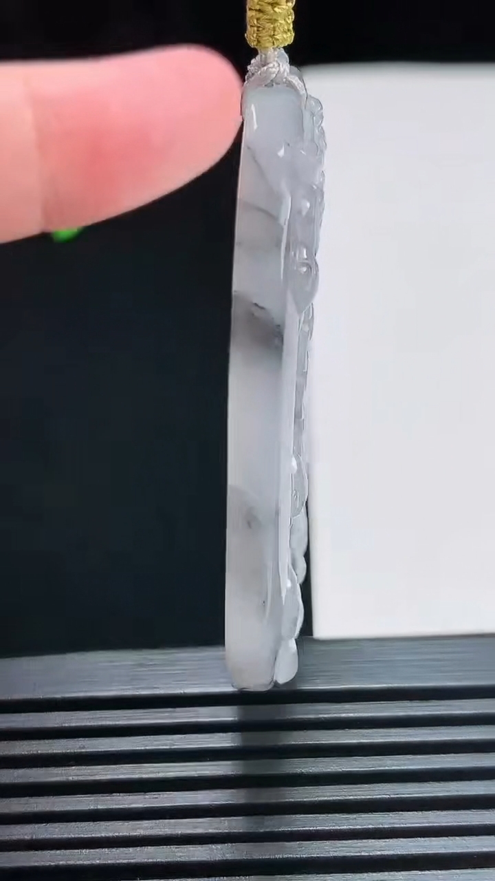 天然A货翡翠乌鸡种达摩祖师吊坠，尺寸52-44-5.8 重量:27.53g
7月25日