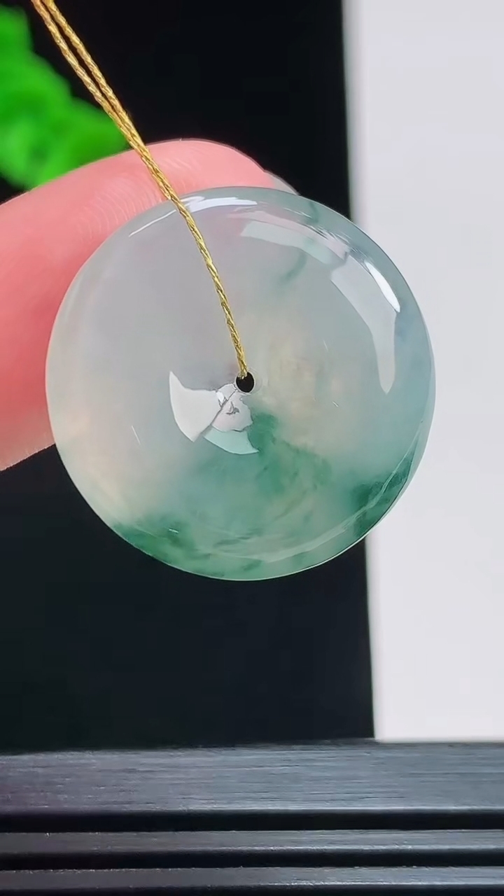 天然A货翡翠冰种飘花平安扣吊坠，尺寸22.6-5 重量:5.60g
7月25日