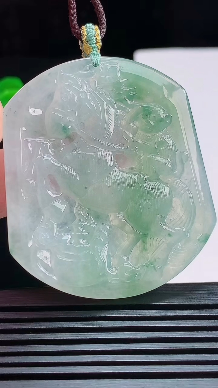 天然A货翡翠飘花生肖马牌吊坠，尺寸51-44.5-4.3 重量:22.99g
7月25日