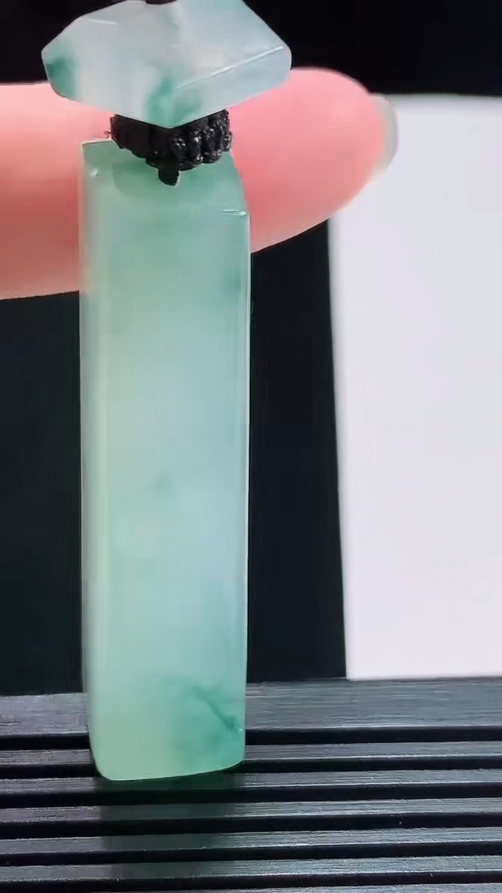 天然A货翡翠种飘花仿古无事牌吊坠，尺寸48-18.6-11.6 重量:38.14g
7月25日