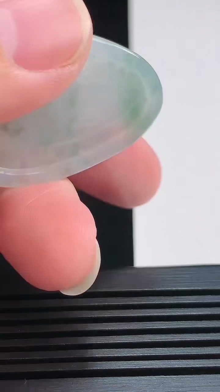 天然A货翡翠大势至菩萨吊坠，尺寸39.5-28-5.5 重量:10.07g
7月25日