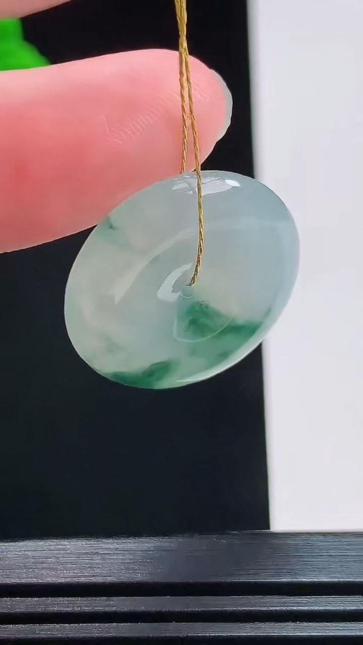 天然A货翡翠冰种飘花平安扣吊坠，尺寸22.6-5 重量:5.60g
7月25日
