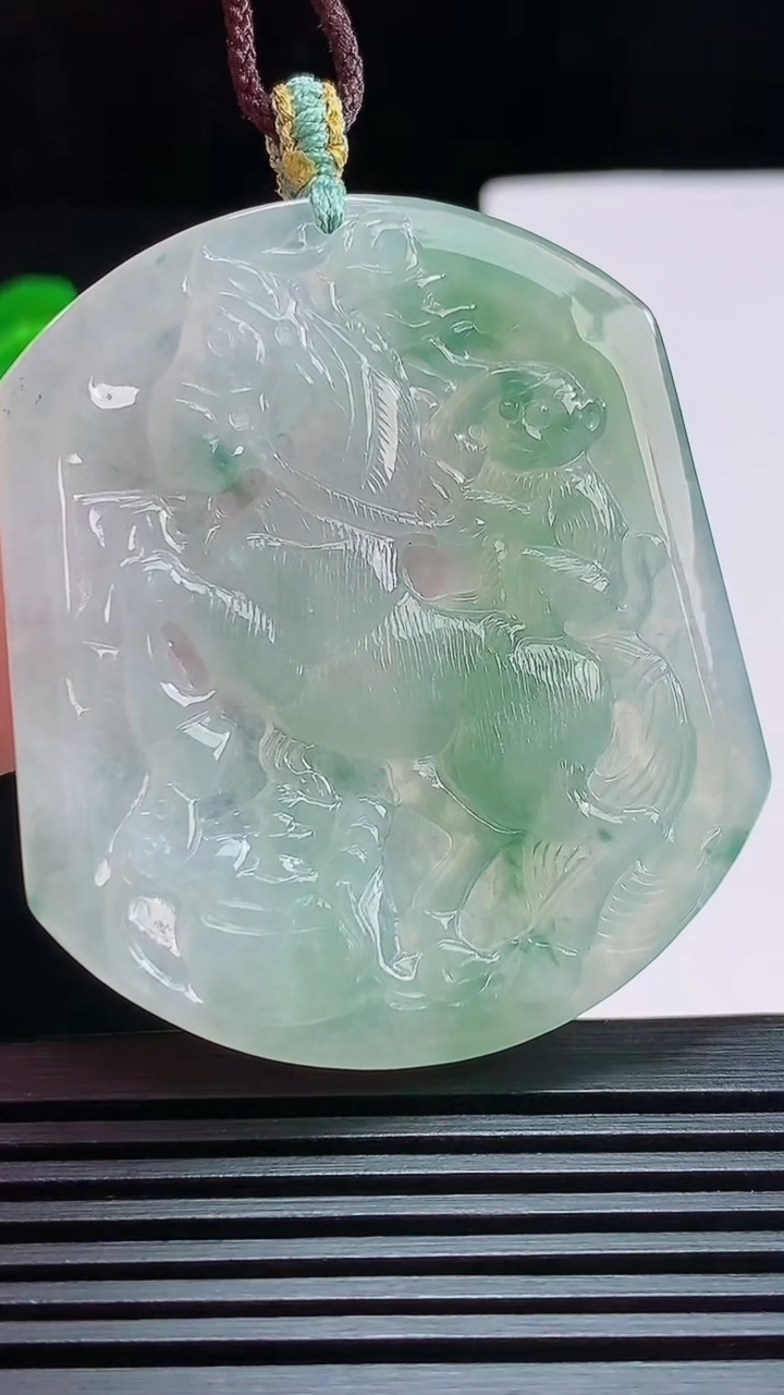 天然A货翡翠飘花生肖马牌吊坠，尺寸51-44.5-4.3 重量:22.99g
7月25日