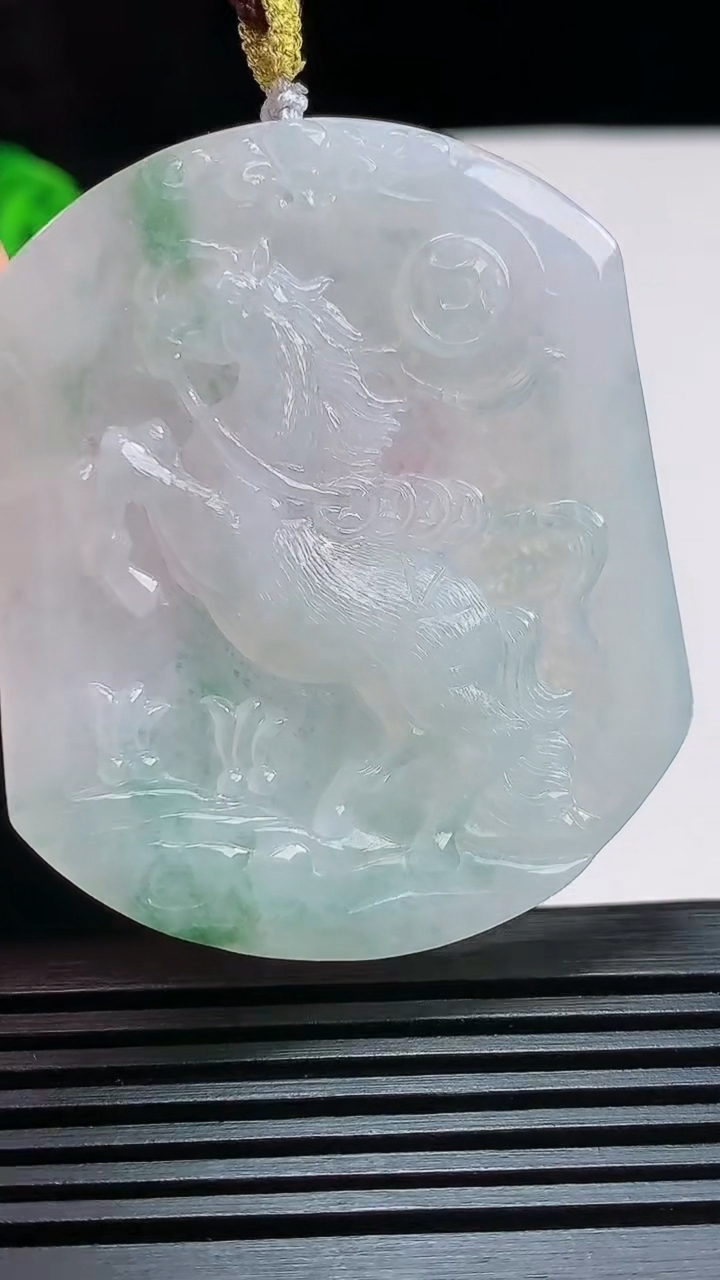 天然A货翡翠飘花生肖马牌吊坠，尺寸53-45-5.2 重量:28.71g
7月25日
