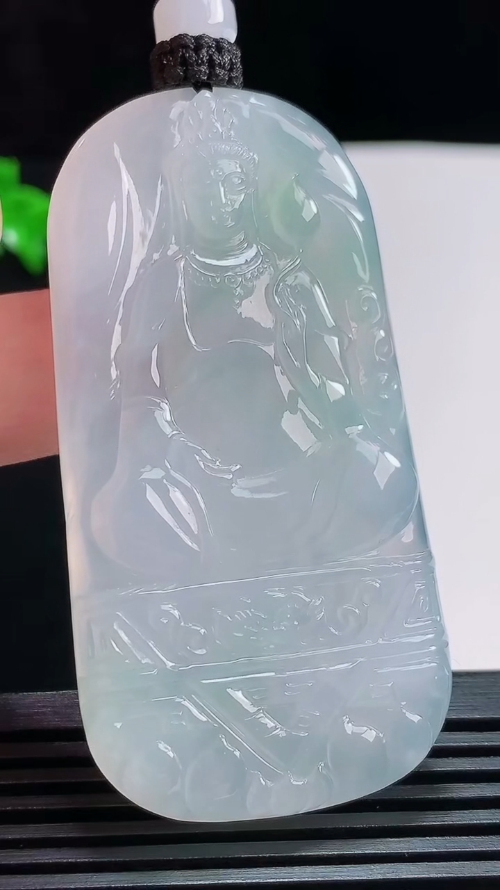 天然A货翡翠大势至菩萨吊坠，尺寸62-31.6-5.6 重量:32.37g
7月25日