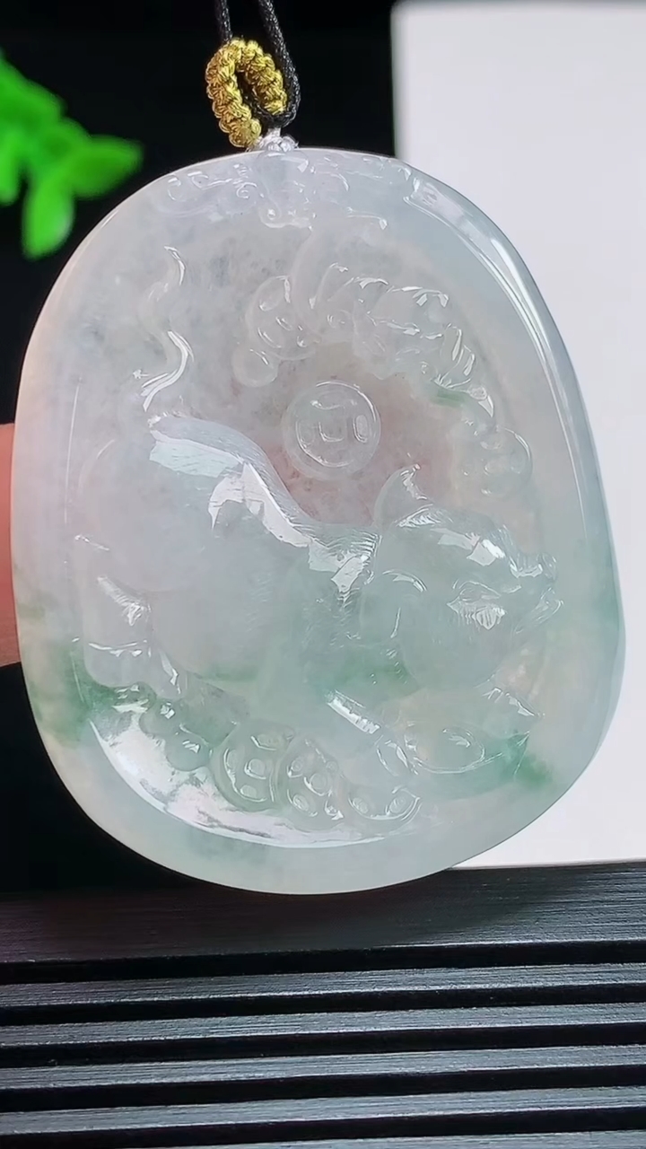 天然A货翡翠飘花生肖猪牌吊坠，尺寸45-36.8-6 重量:19.03g
7月25日