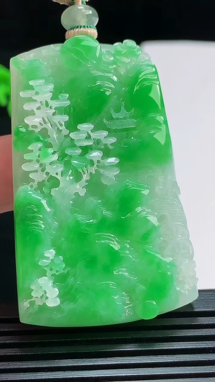 天然A货翡翠山水牌吊坠，尺寸54-34-8 重量:37.41g
7月25日