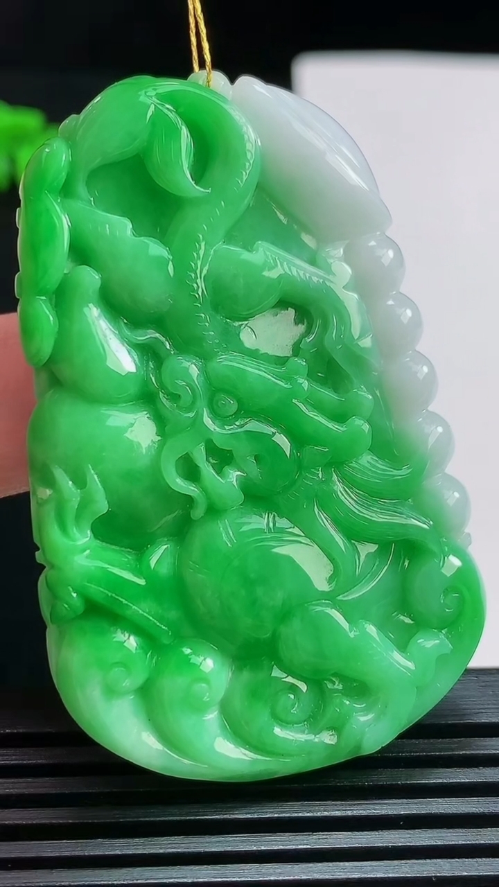天然A货翡翠龙牌吊坠，尺寸56-35.5-6 重量:25.54g
7月25日