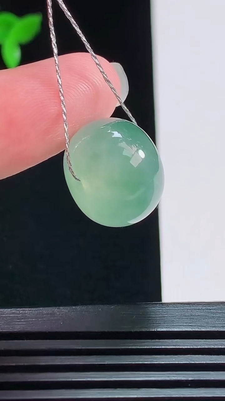天然A货翡翠冰种飘花路路通吊坠，尺寸15.8-11.5 重量:6.00g
7月25日
