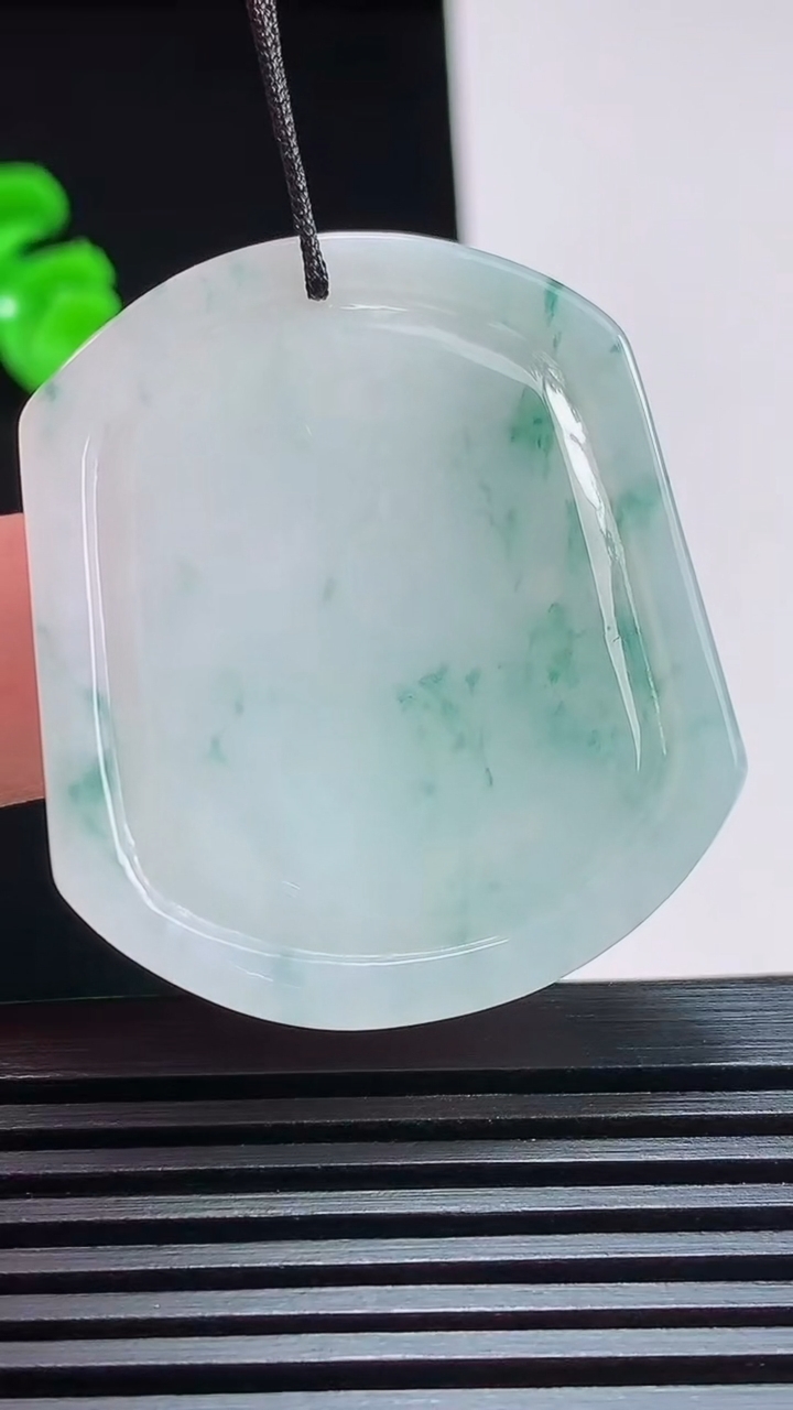 天然A货翡翠飘花麒麟吊坠，尺寸39-34-5 重量:13.83g
7月25日