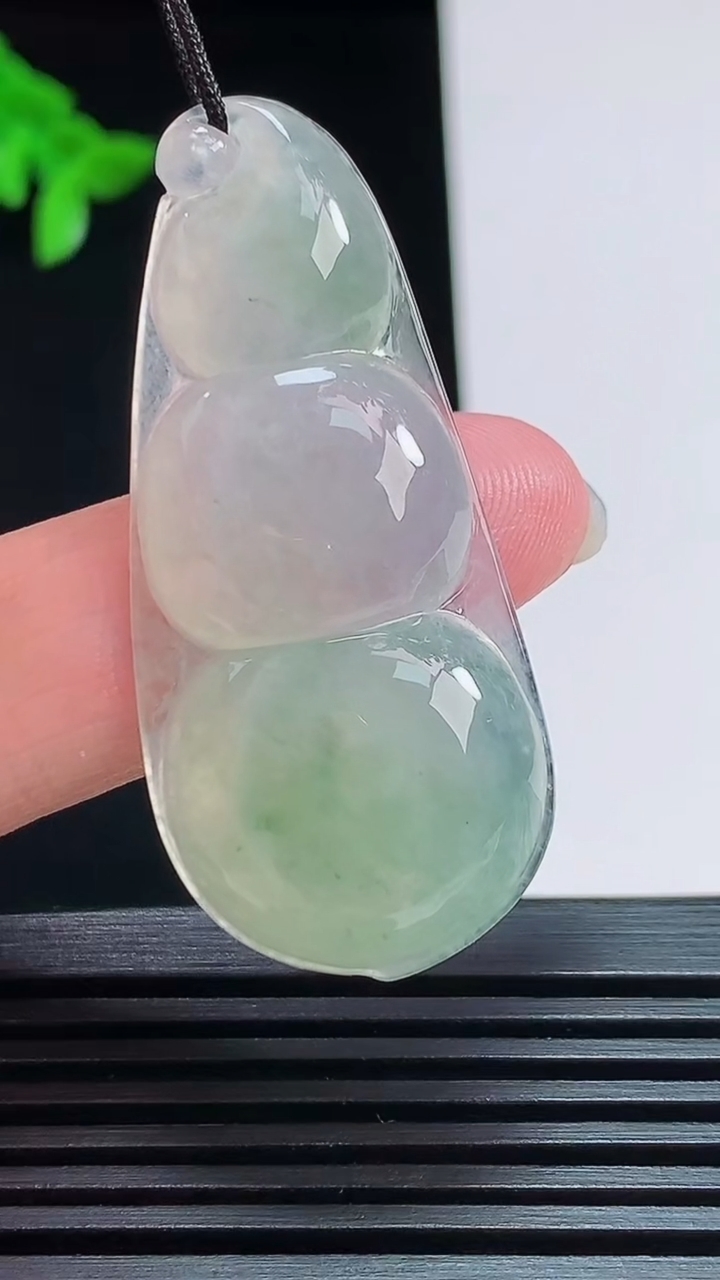 天然A货翡翠飘花福豆吊坠，尺寸46-20.6-6 重量:10.00g
7月25日