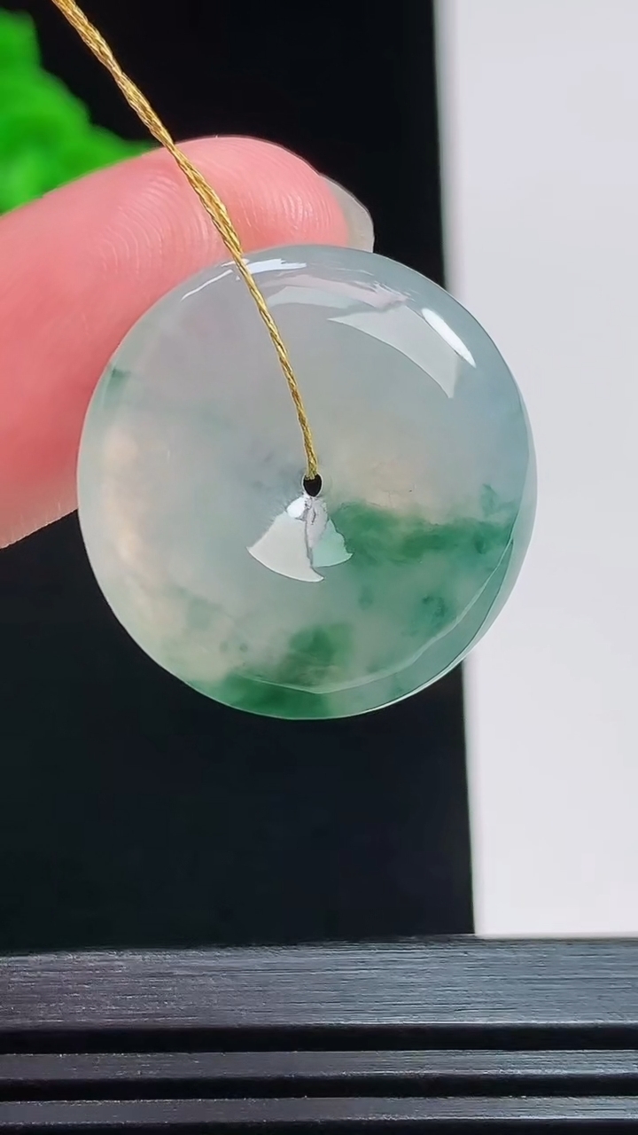 天然A货翡翠冰种飘花平安扣吊坠，尺寸22.6-5 重量:5.60g
7月25日