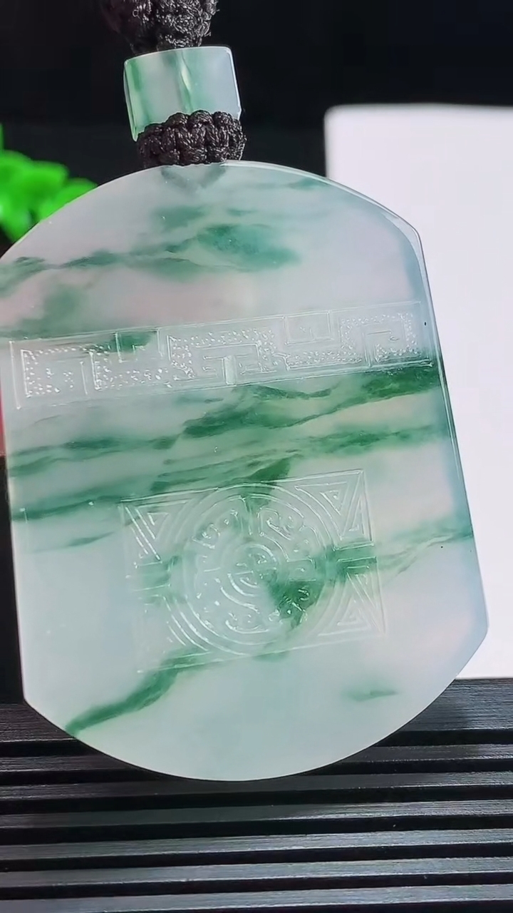 天然A货翡翠种飘花仿古无事牌吊坠，尺寸49-37.6-5.6 重量:37.15g
7月25日