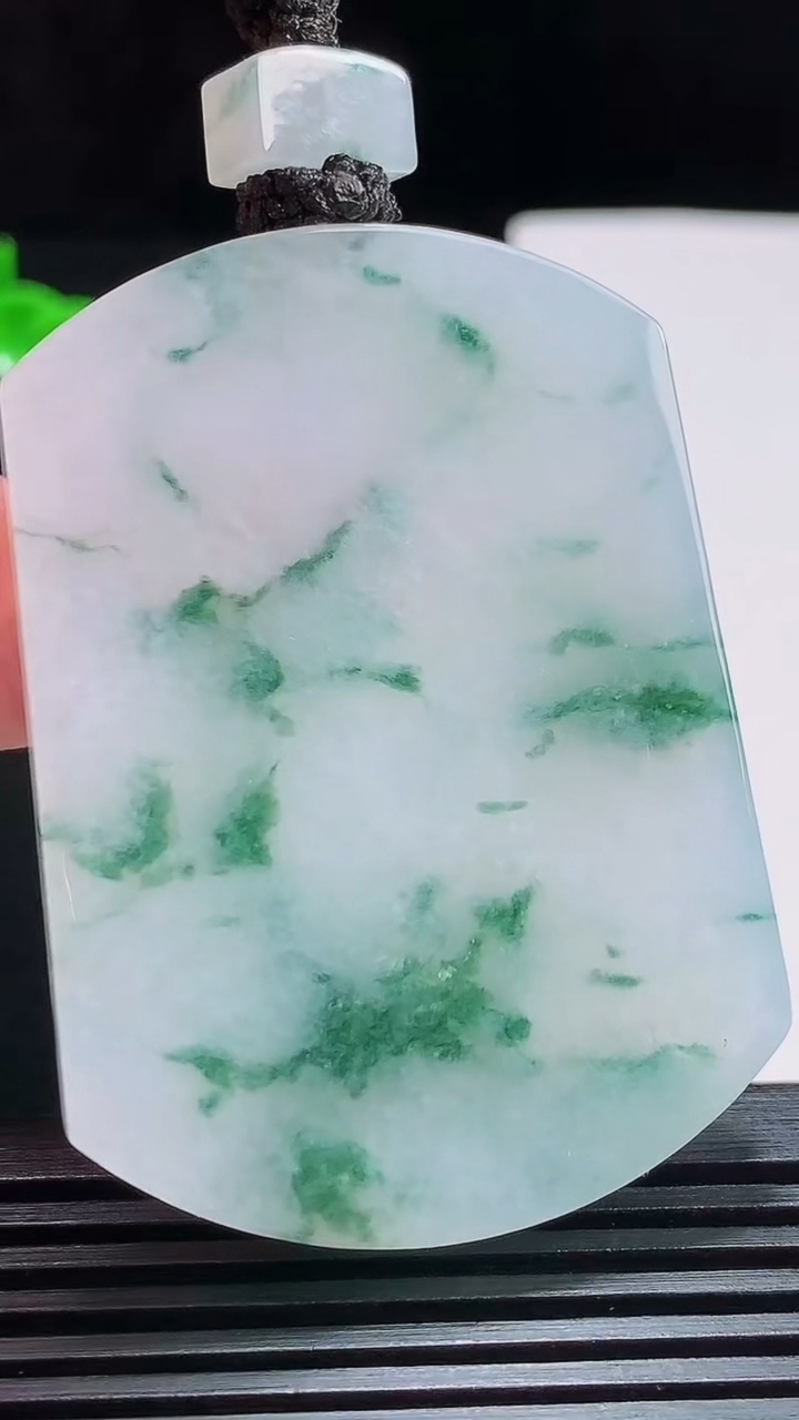 天然A货翡翠种飘花无事牌吊坠，尺寸53-38-5.8 重量:40.00g
7月25日