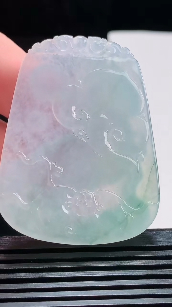 天然A货翡翠飘花生肖马牌吊坠，尺寸53-40-8 重量:34.06g
7月25日