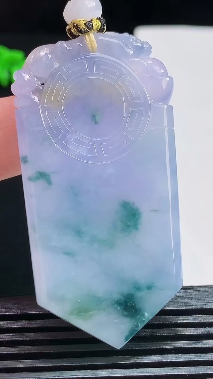 天然A货翡翠种紫罗兰 飘花仿古无事牌吊坠，尺寸57.5-31-6 重量:32.37g
7月25日
