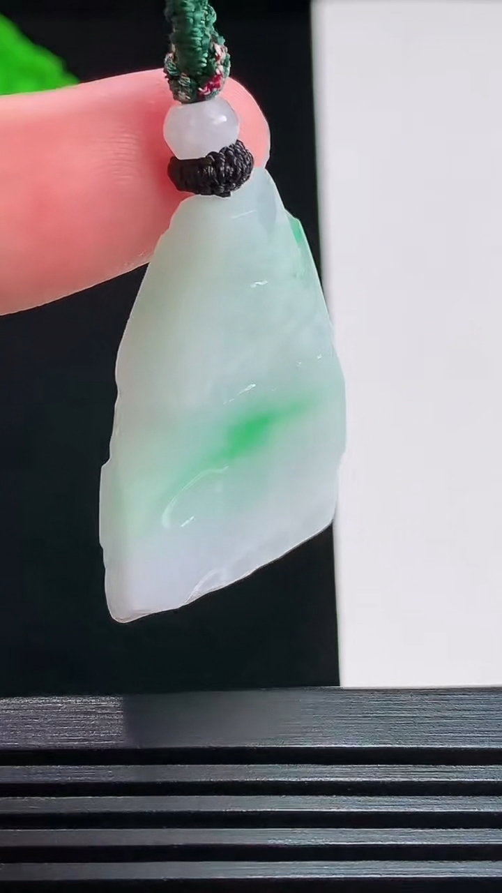 天然A货翡翠原石吊坠，尺寸34-23.7-7 重量:14.40g
7月25日