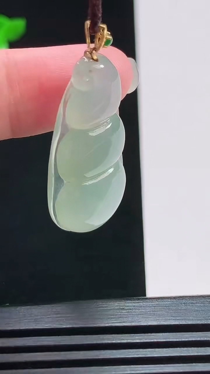 天然A货翡翠福豆吊坠，尺寸37.6-17-6 重量:7.10g
7月25日