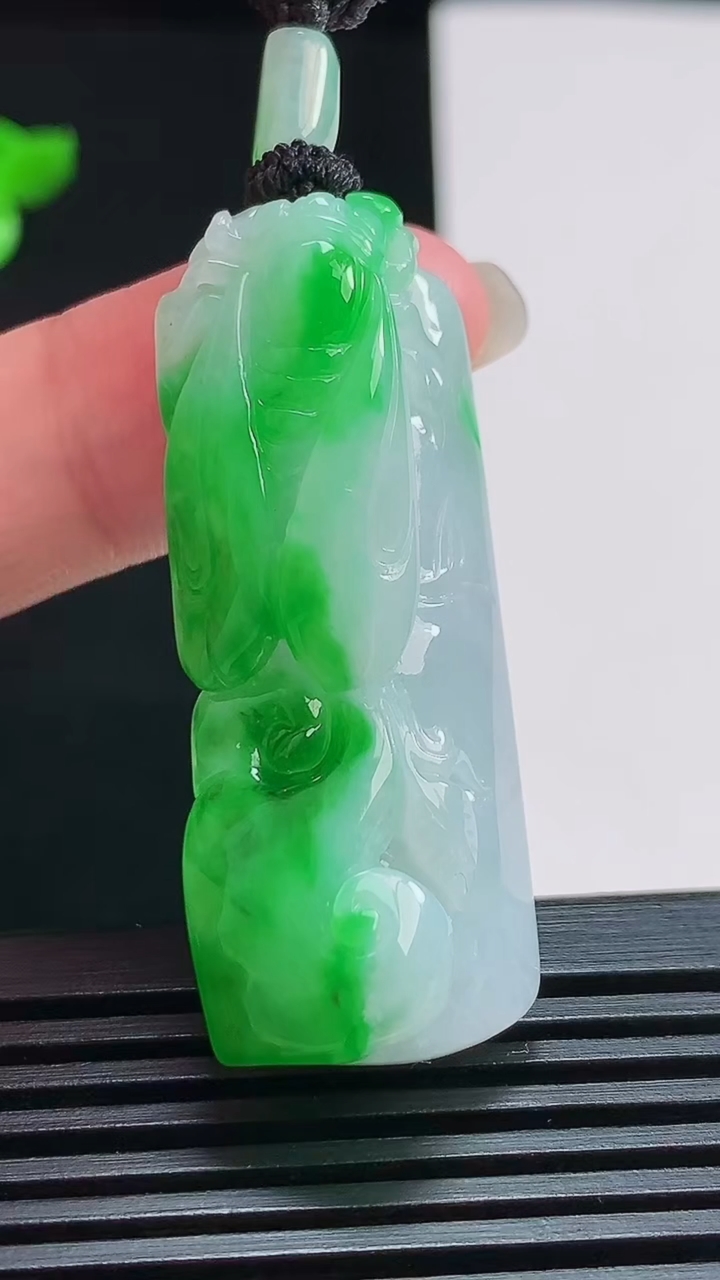 天然A货翡翠一鸣惊人 节节高升 竹节吊坠，尺寸44.5-19-12 重量:19.51g
7月25日