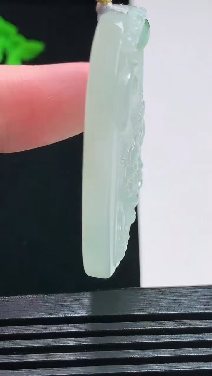 天然A货翡翠生肖虎牌吊坠，尺寸48-31.6-6 重量:20.00g
7月25日