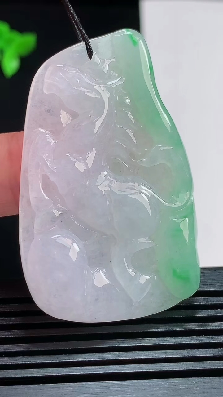 天然A货翡翠生肖马牌吊坠，尺寸49.6-31.5-6 重量:21.02g
7月25日