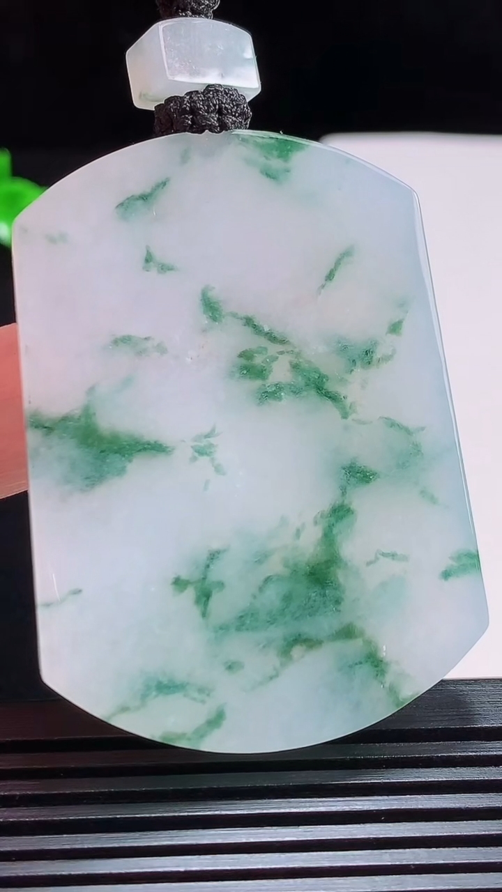 天然A货翡翠种飘花无事牌吊坠，尺寸53-38-5.8 重量:40.00g
7月25日