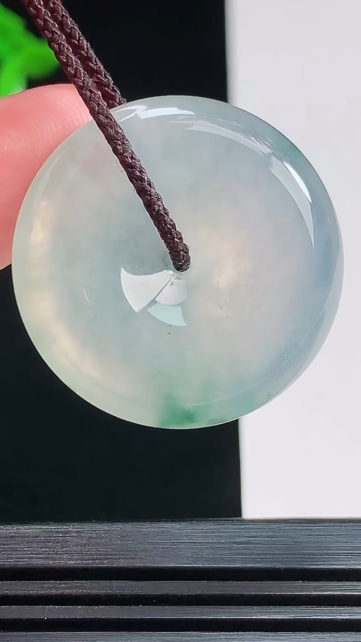 天然A货翡翠种飘花平安扣吊坠，尺寸29.6-6 重量:11.75g
7月25日