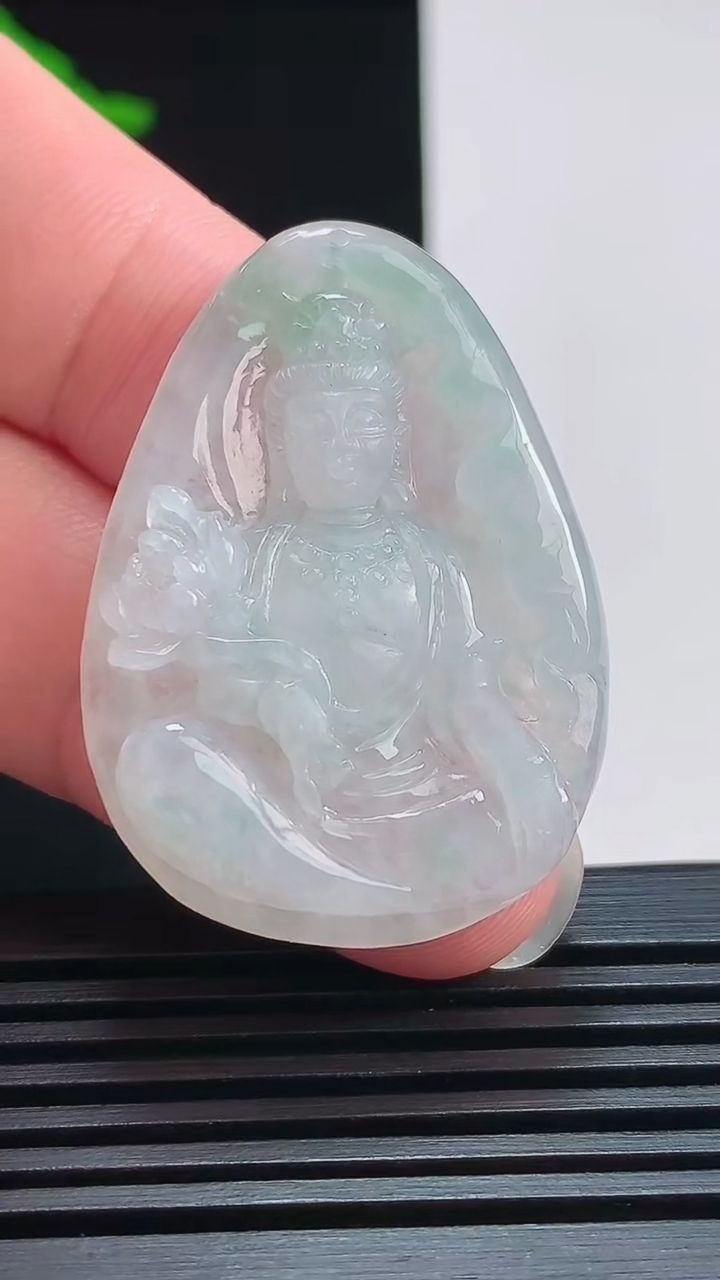 天然A货翡翠大势至菩萨吊坠，尺寸39.5-28-5.5 重量:10.07g
7月25日