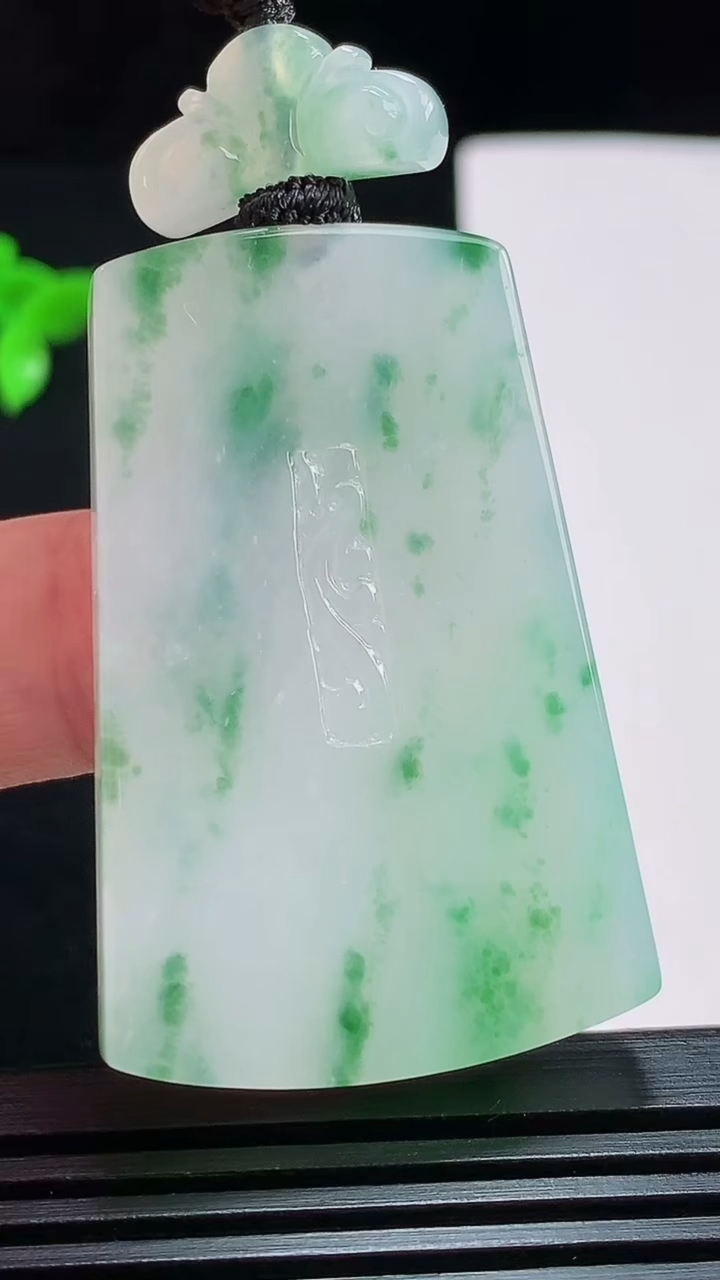 天然A货翡翠冰种飘花仿古无事牌吊坠，尺寸46-30-5.5 重量:26.18g
7月25日
