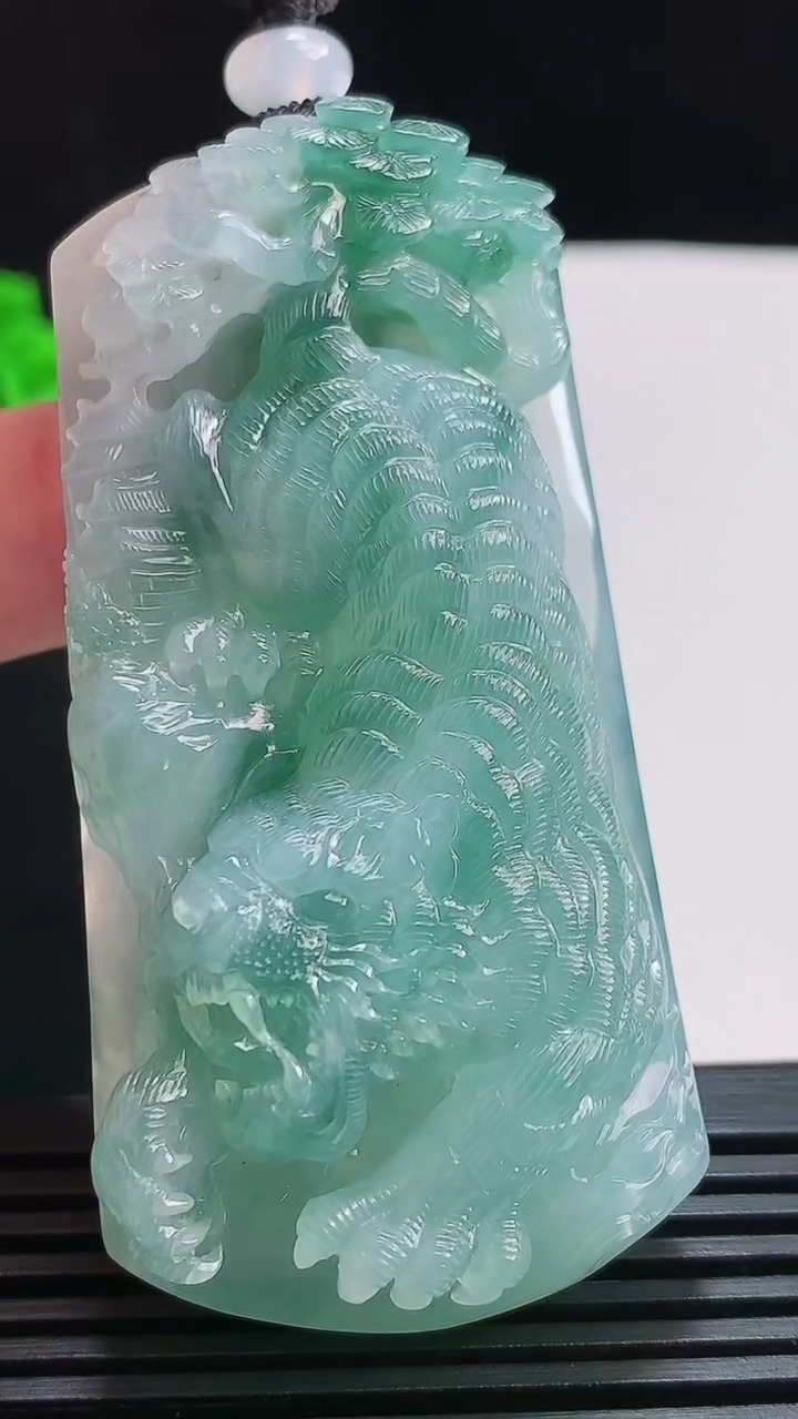 天然A货翡翠种飘花生肖虎牌吊坠，尺寸67-32.6-13.5 重量:58.07g
7月25日