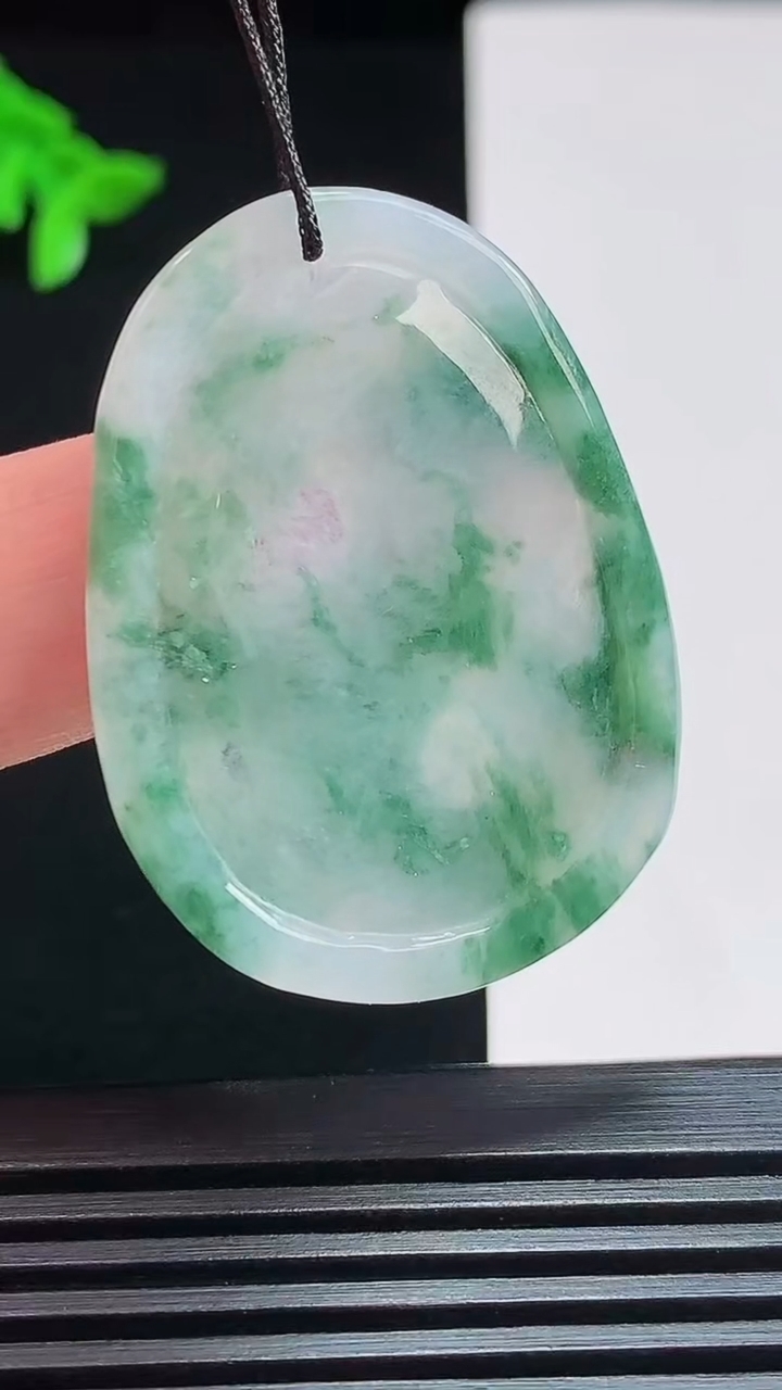 天然A货翡翠飘花生肖蛇牌吊坠，尺寸40-29.5-4.5 重量:10.18g
7月25日