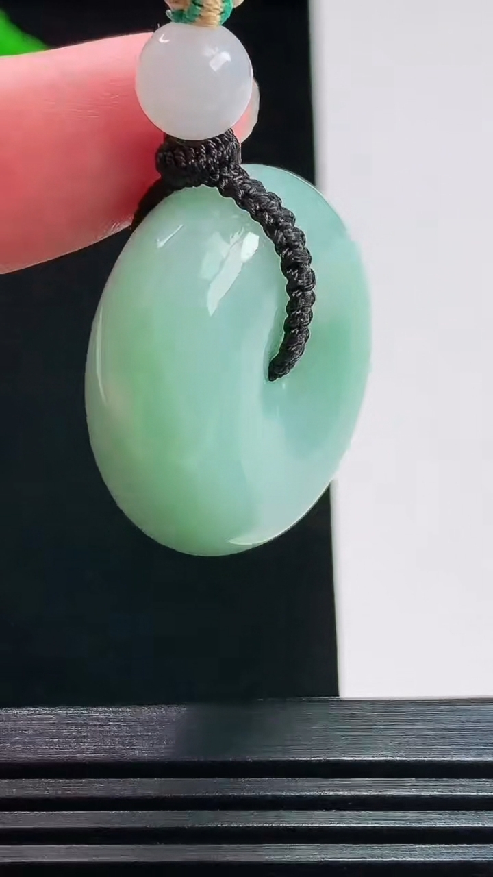 天然A货翡翠平安扣吊坠，尺寸29-12 重量:24.30g
7月25日