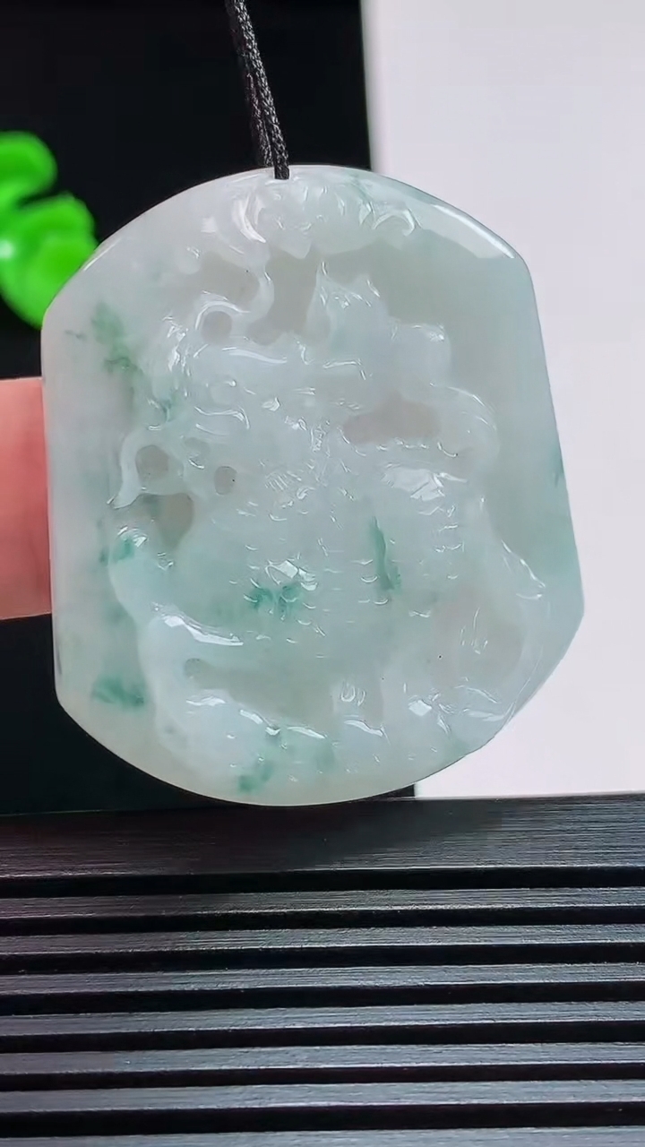 天然A货翡翠飘花麒麟吊坠，尺寸39-34-5 重量:13.83g
7月25日