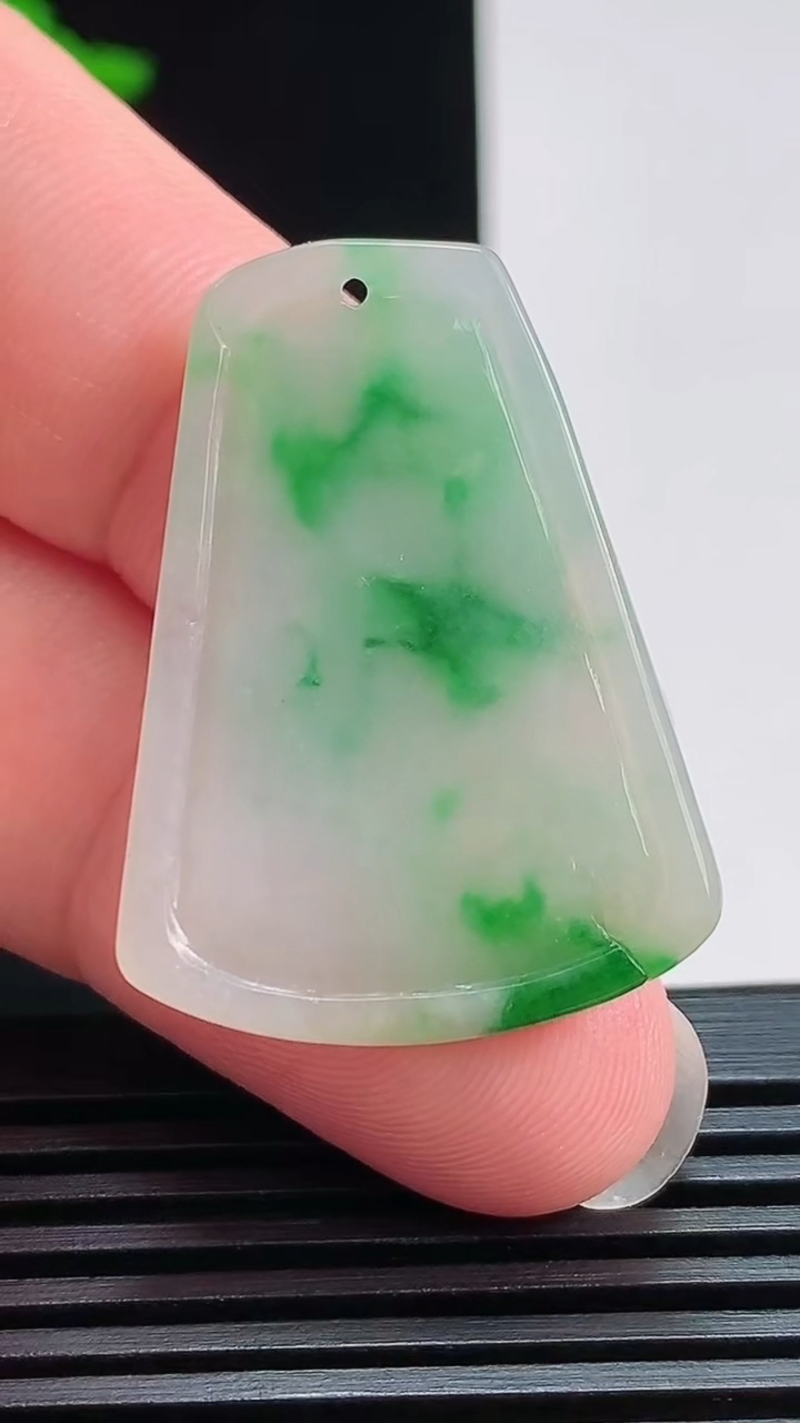 天然A货翡翠普贤菩萨吊坠，尺寸34-25-4.2 重量:6.77g
7月25日