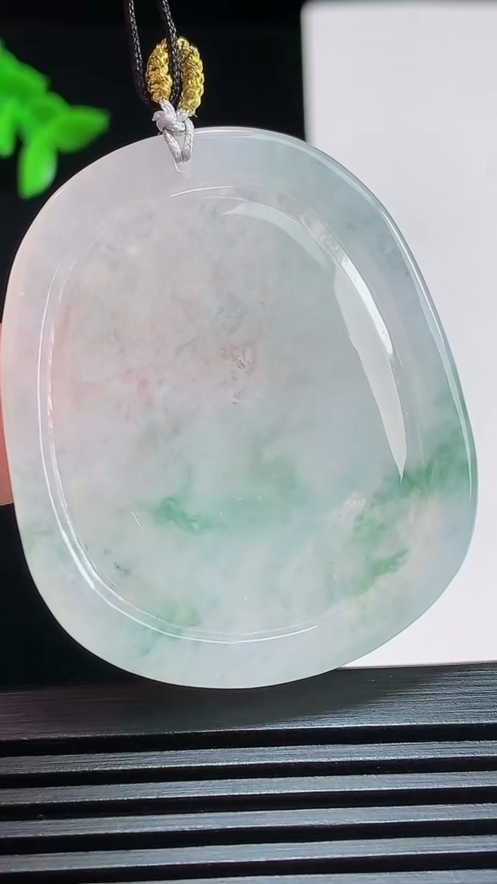 天然A货翡翠飘花生肖猪牌吊坠，尺寸45-36.8-6 重量:19.03g
7月25日