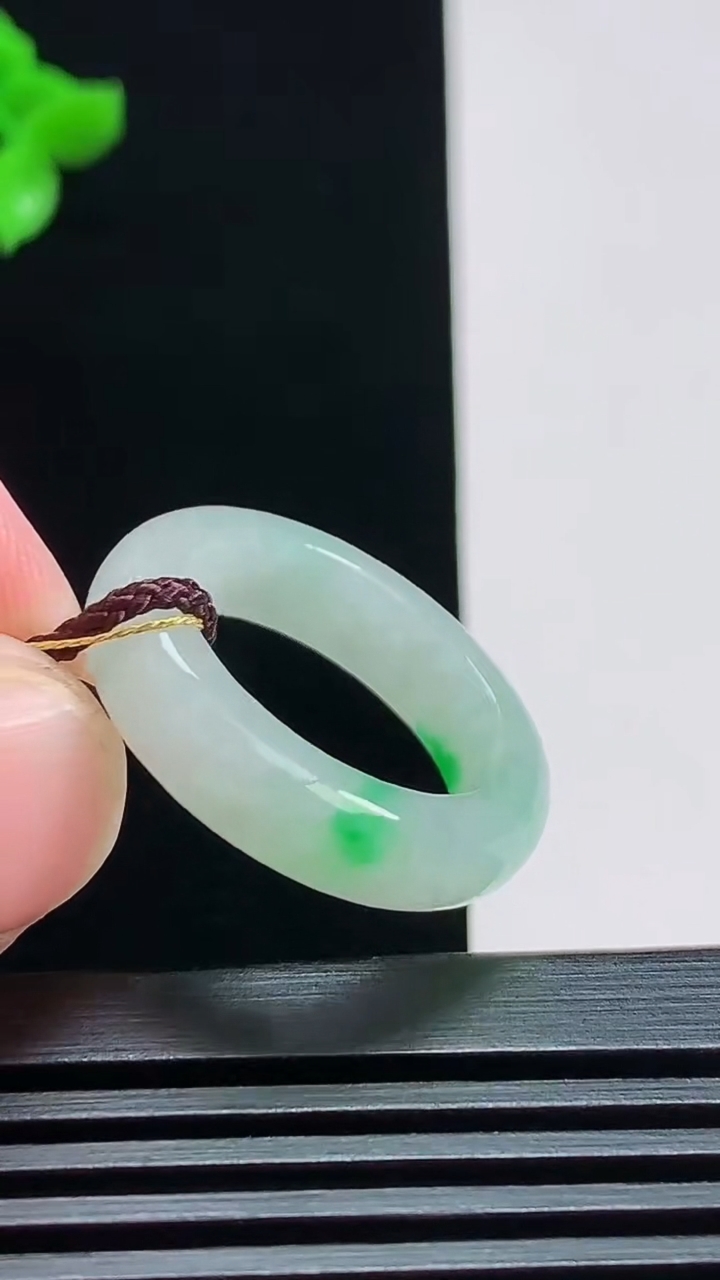 天然A货翡翠玉指环 戒指，尺寸17.8-5.5-3.5 重量:4.30g2026年7月25日
工厂直销收藏佳品,种好水足，色泽均匀，有种有色，上手高大气！