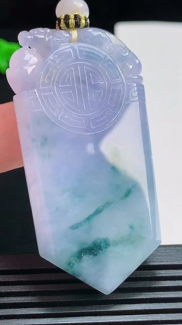 天然A货翡翠种紫罗兰 飘花仿古无事牌吊坠，尺寸57.5-31-6 重量:32.37g
7月25日