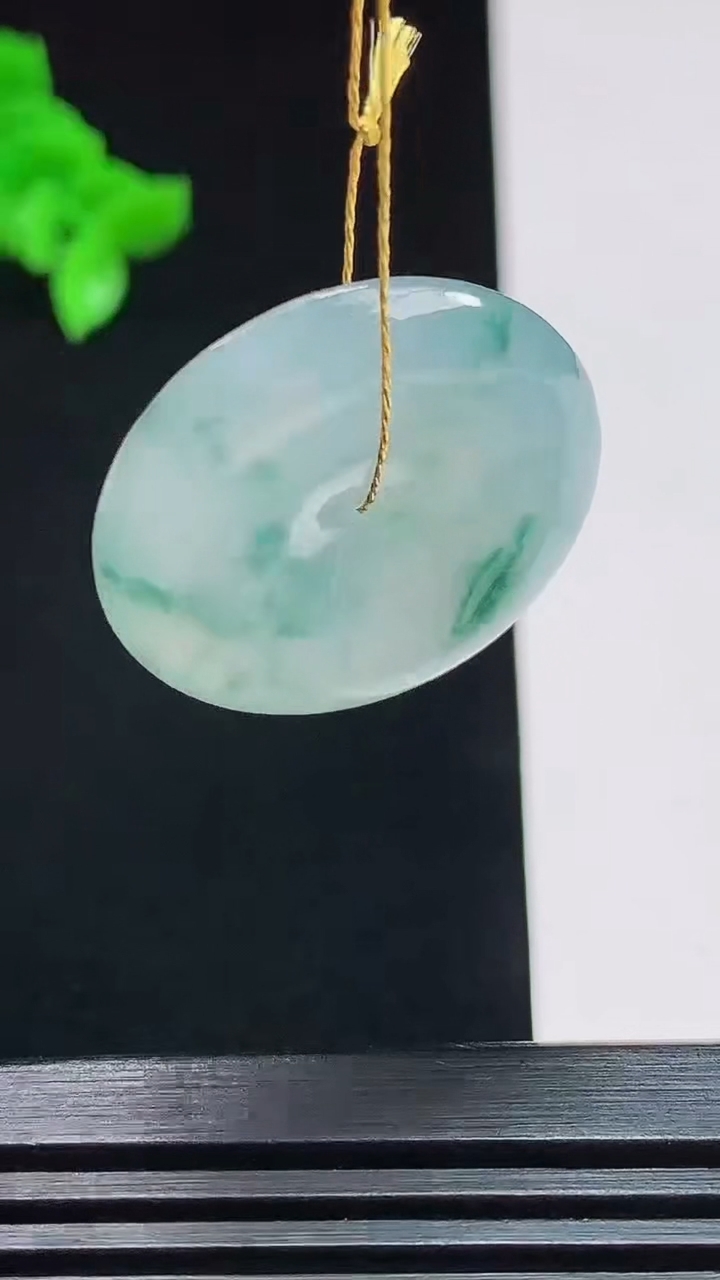 天然A货翡翠冰种飘花平安扣吊坠，尺寸25.5-5.2 重量:7.20g
7月25日