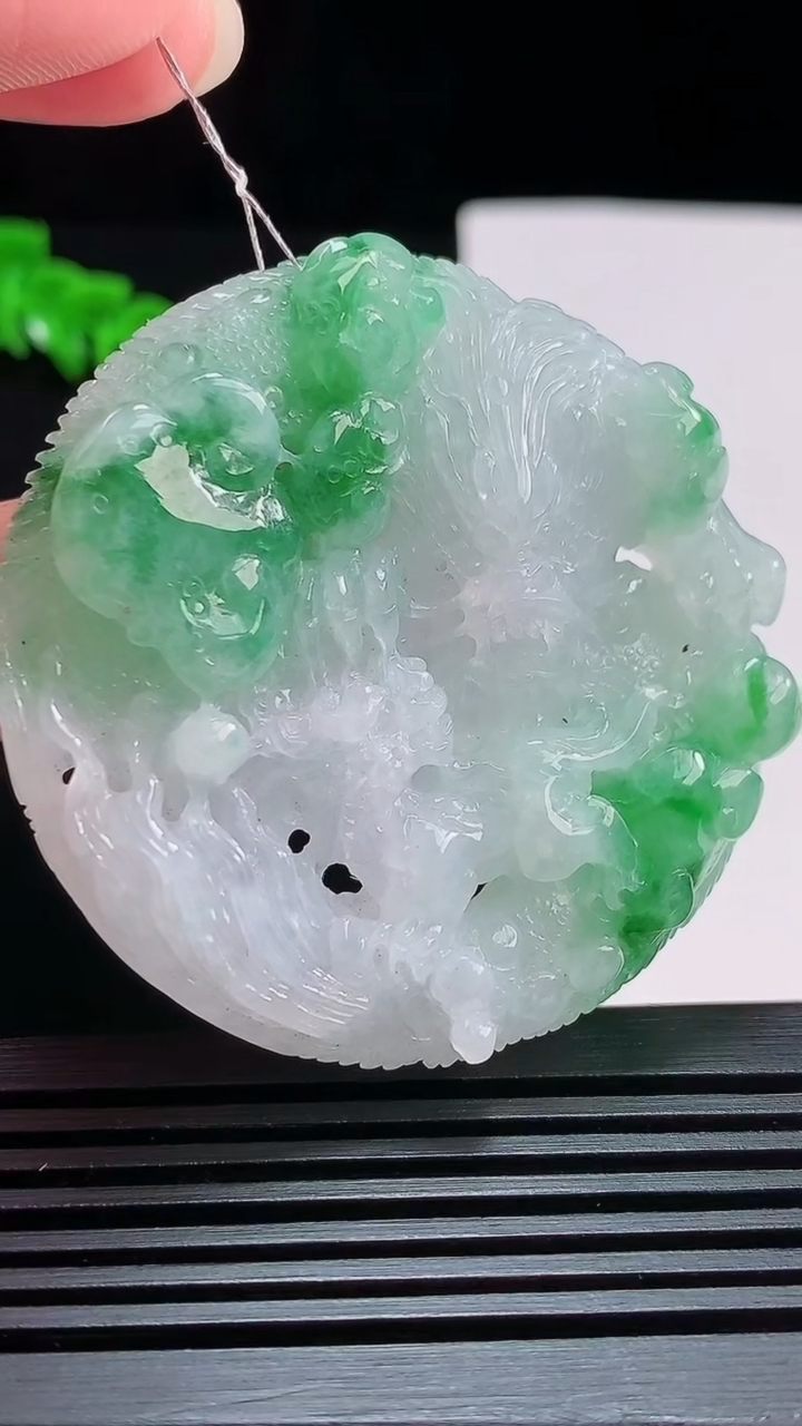 天然A货翡翠龙牌吊坠，尺寸51.5-11.5 重量:50.00g
7月25日