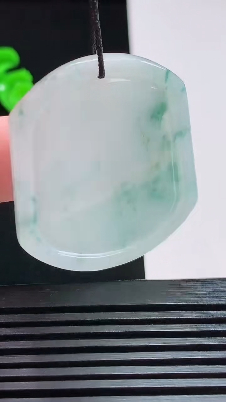 天然A货翡翠飘花麒麟吊坠，尺寸39-34-5 重量:13.83g
7月25日