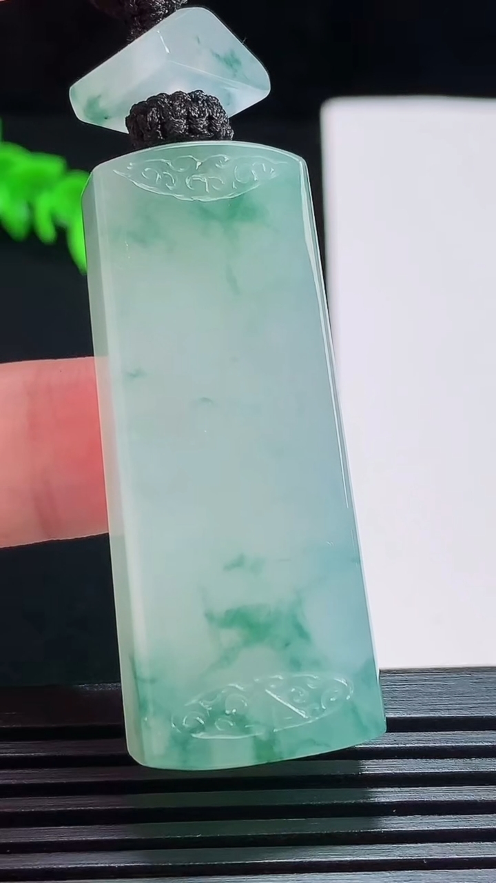 天然A货翡翠种飘花仿古无事牌吊坠，尺寸48-18.6-11.6 重量:38.14g
7月25日